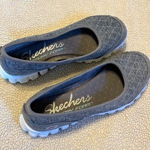 Sketchers Memory foam casual shoe size 6 Gray